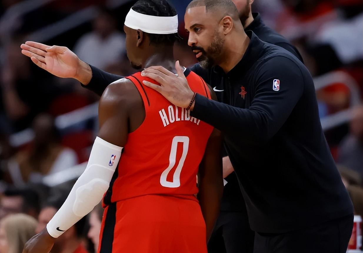 休斯敦火箭发布备战花絮；关键时刻手感冰凉；英超任务艰巨；阵容厚度经受考验的简单介绍